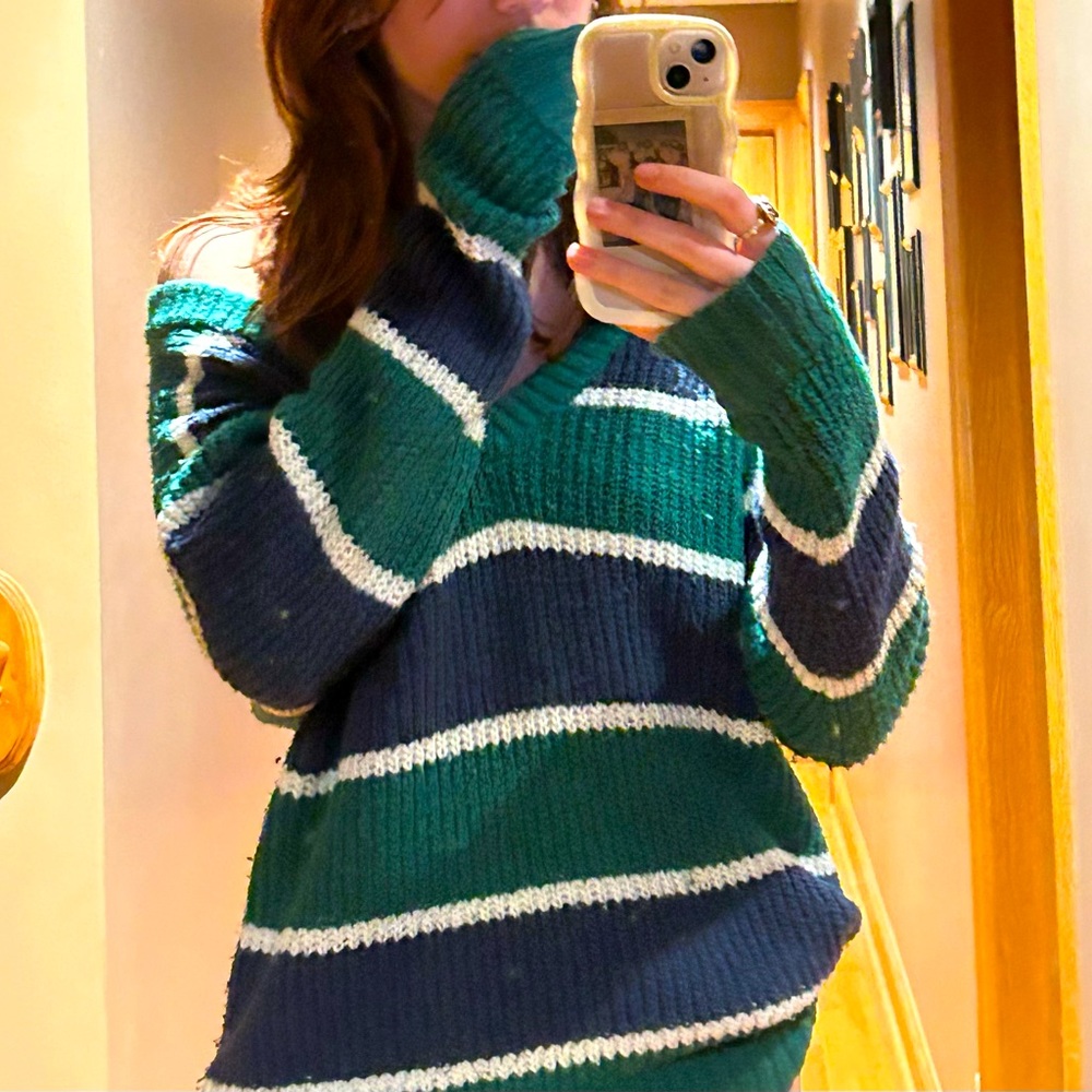 American Eagle Green Navy Stripe
Sweater